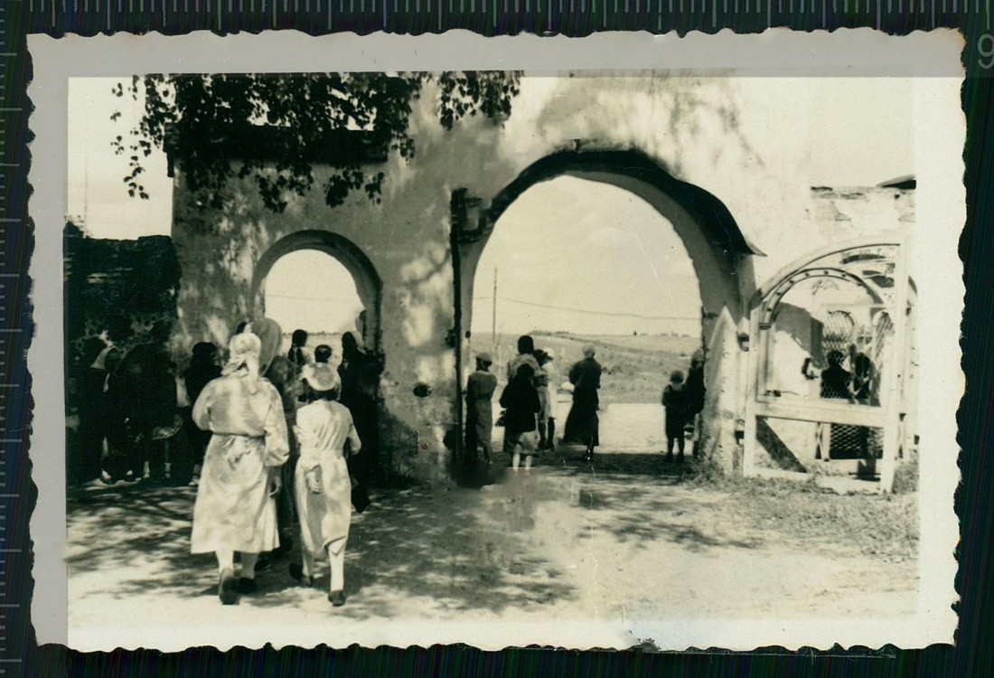 Молочково. Церковь Успения Пресвятой Богородицы. архивная фотография, Вид от храма на церковные ворота. Фото 1943 г. с аукциона e-bay.de