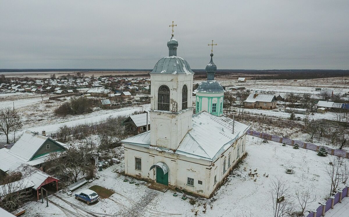 Церковь Троицы Живоначальной, Подгощи (Шимский район, Новгородская область). общий вид в ландшафте, вид сверху