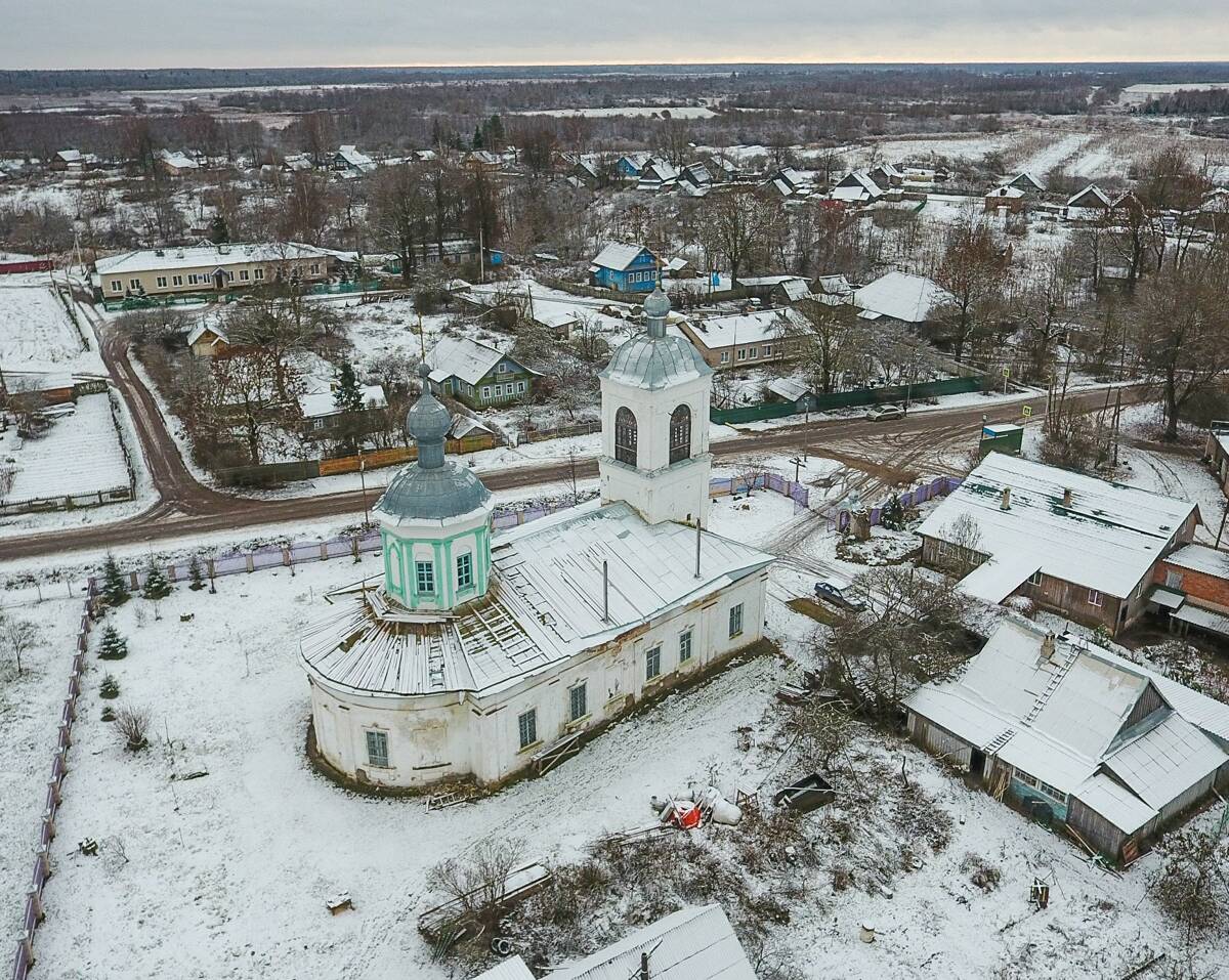 Церковь Троицы Живоначальной, Подгощи (Шимский район, Новгородская область). общий вид в ландшафте, вид сверху