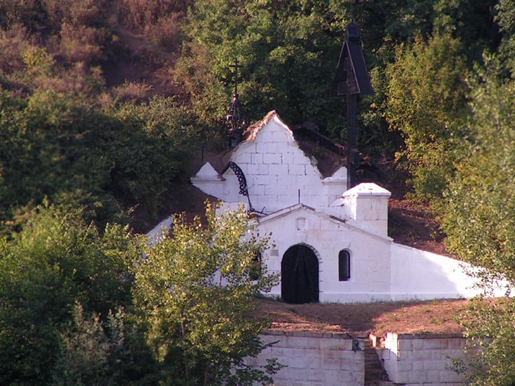 Ермаково. Часовня-усыпальница А. Люпова. общий вид в ландшафте