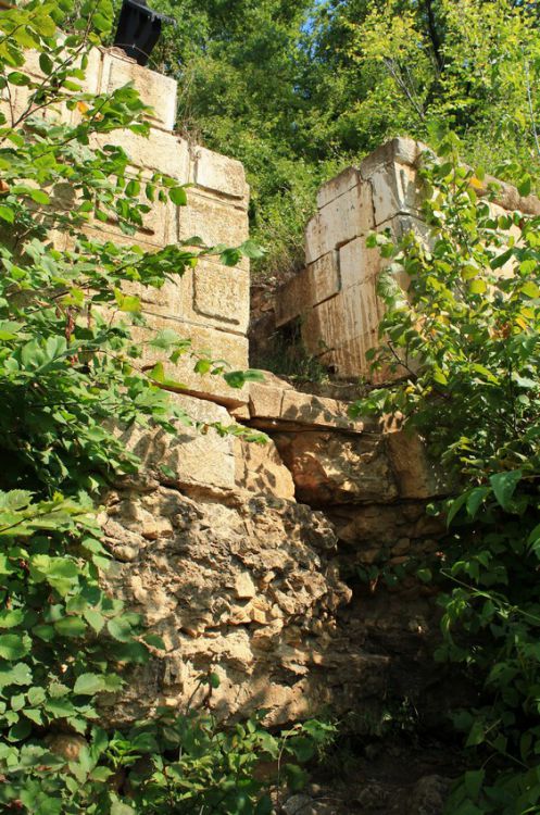 Часовня-усыпальница А. Люпова, Ермаково (Ставропольский район, Самарская область). архитектурные детали, Подпорная стенка часовни
