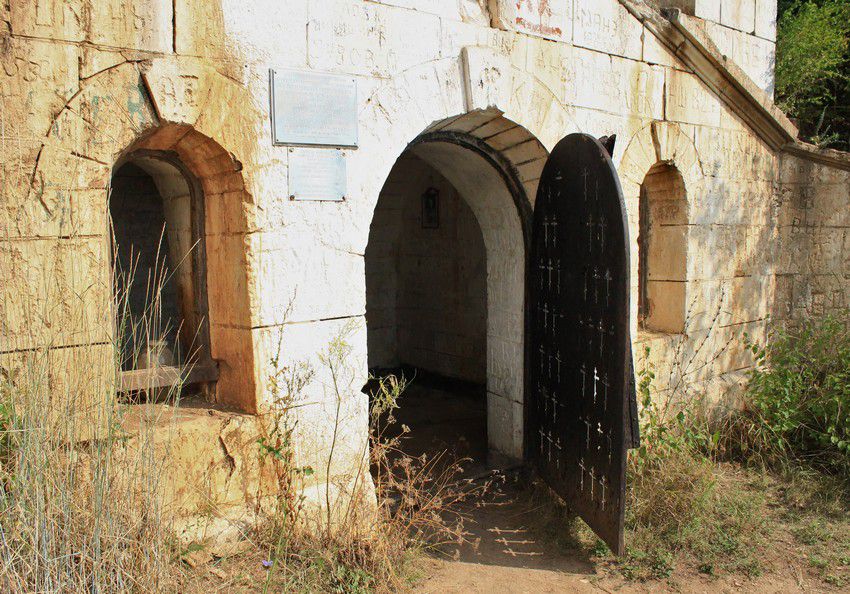 Часовня-усыпальница А. Люпова, Ермаково (Ставропольский район, Самарская область). фасады, Фасад часовни с открытой дверью усыпальницы