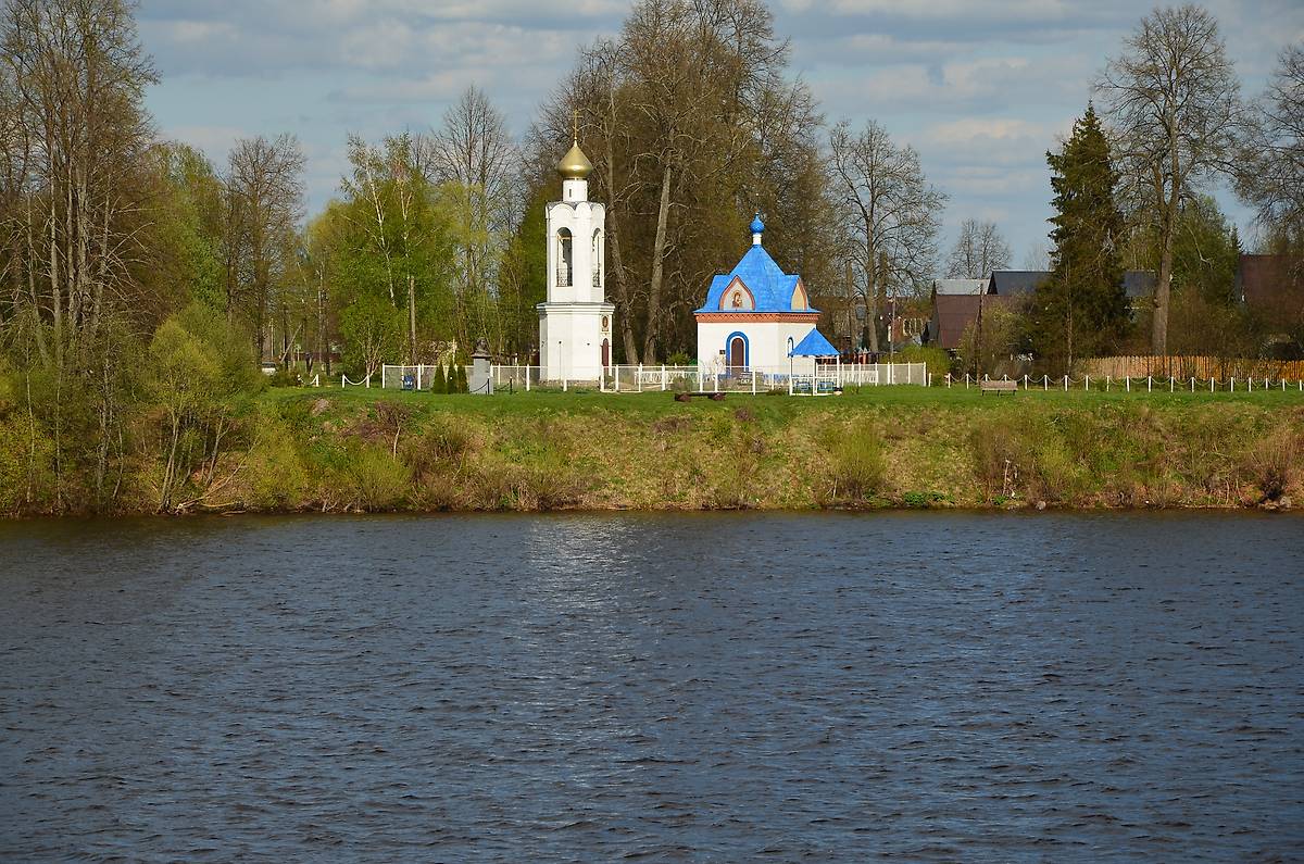 общий вид в ландшафте. Часовня Казанской иконы Божией Матери, Никитское (Калязинский район, Тверская область)