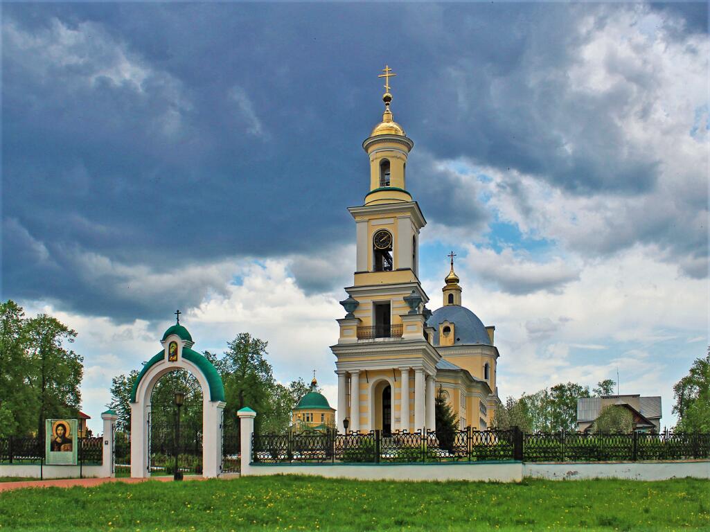Кафедральный собор Рождества Христова, Выкса (Выкса, ГО, Нижегородская область). общий вид в ландшафте, Вид с юго-запада