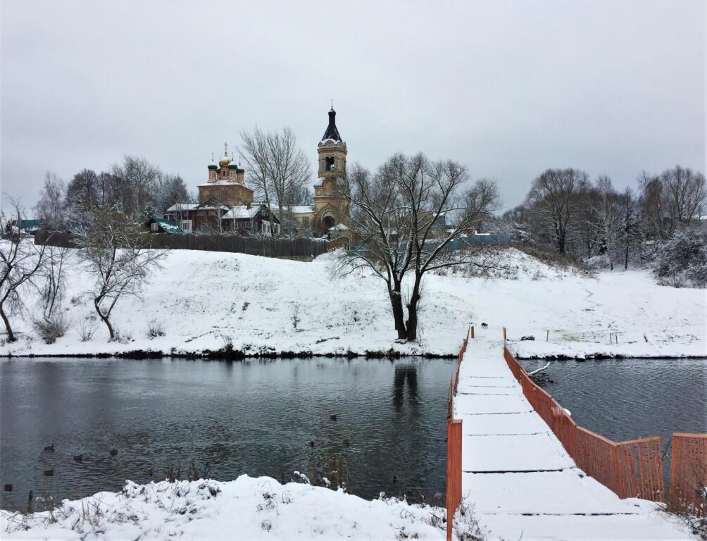 Церковь Воскресения Словущего, Колычево (Домодедовский городской округ, Московская область). общий вид в ландшафте, Вид через Пахру