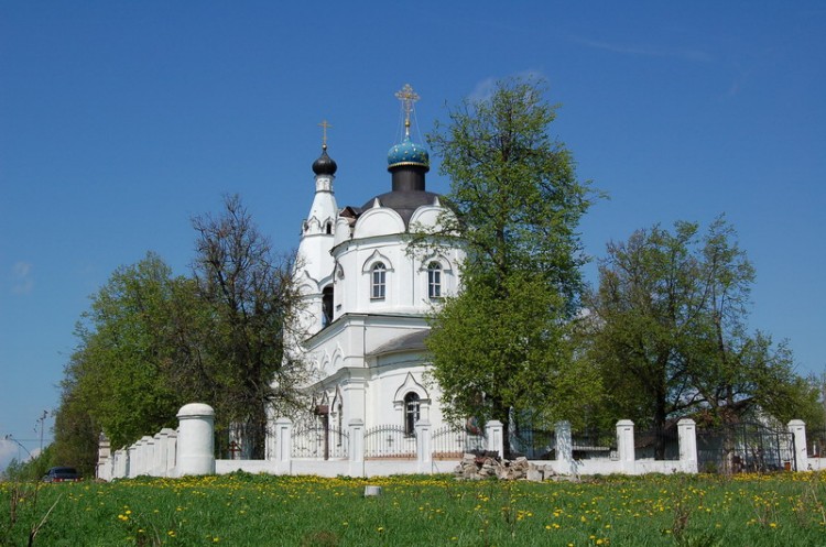 Домодедово. Церковь Космы и Дамиана в Меткине. общий вид в ландшафте