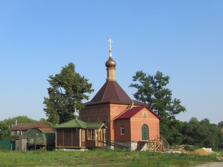 Шебанцево. Церковь Димитрия Солунского. общий вид в ландшафте, Вид с северо-запада. Временная деревянная церковь, построенная в начале 2000-х, за ней - строящийся новый храм.