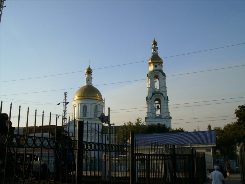Церковь Преполовения Пятидесятницы (новая), Ростов-на-Дону (Ростов-на-Дону, город, Ростовская область). общий вид в ландшафте, Северная  сторона  храма.  Вид  от  платформы  "Гниловская"