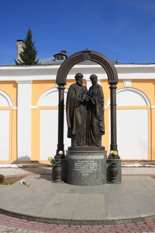 Церковь Рождества Пресвятой Богородицы, Калуга (Калуга, город, Калужская область). дополнительная информация, Памятник Петру и Февронии во дворе церкви
