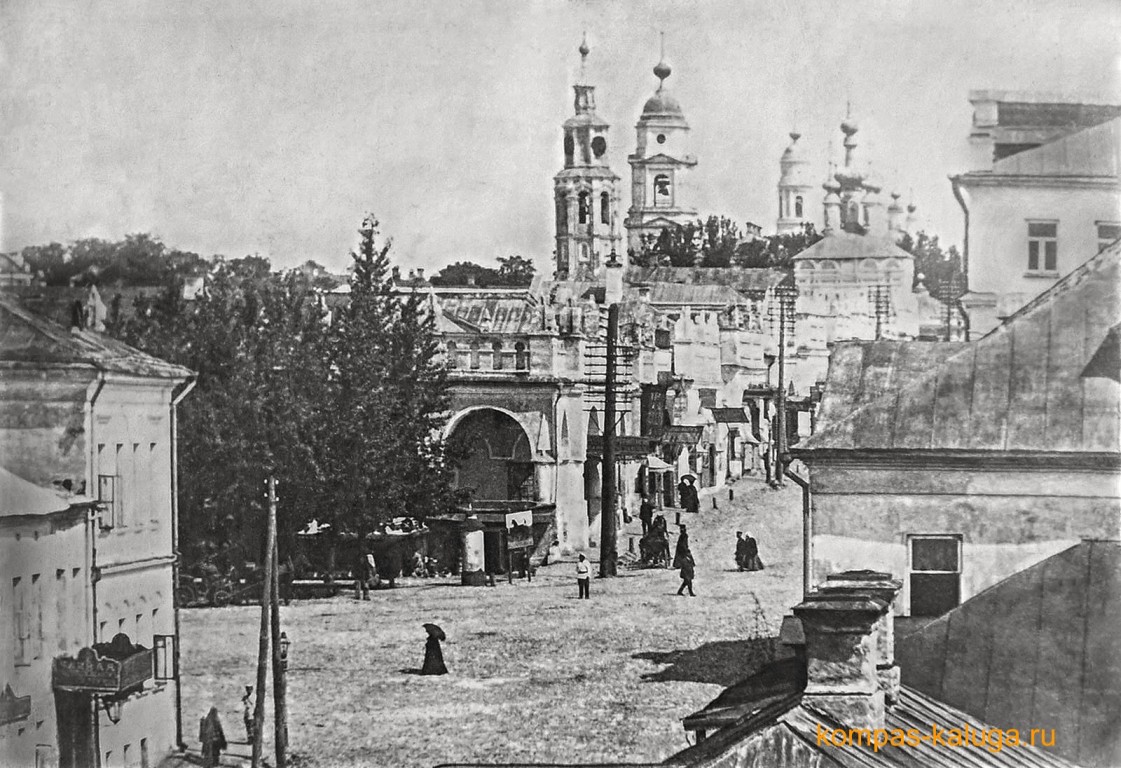 Церковь Рождества Пресвятой Богородицы, Калуга (Калуга, город, Калужская область). архивная фотография, Вид с юга, с колокольни утраченной Крестовоздвиженской церкви. На фото видны купола трех храмов: Никитского, Архангельского и Благовещенского (источник - http://kompas-kaluga.ru/historyitem/11722/)