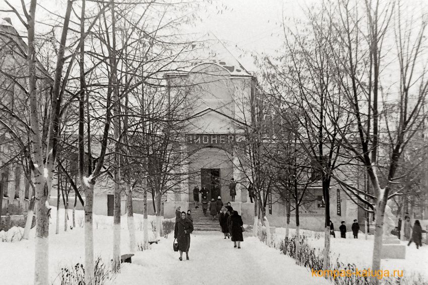 Калуга. Церковь Рождества Пресвятой Богородицы. архивная фотография, Перестроенный в кинотеатр храм, вид с запада. Источник - http://kompas-kaluga.ru/historyitem/12996/