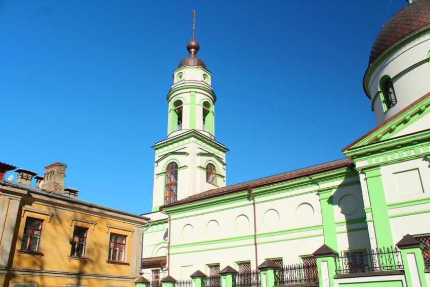 Калуга. Церковь Василия Блаженного. фасады, Колокольня и трапезная храма, вид с юга