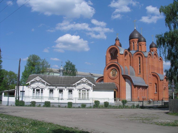 Брянск. Церковь Спаса Преображения в Бежице. общий вид в ландшафте