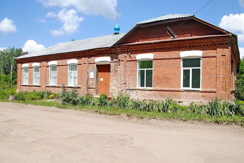 Церковь Успения Пресвятой Богородицы, Селиваново (Щёкинский район, Тульская область). дополнительная информация, Здание бывшей школы (1910 года постройки). Сейчас здесь располагается приход Успенской церкви