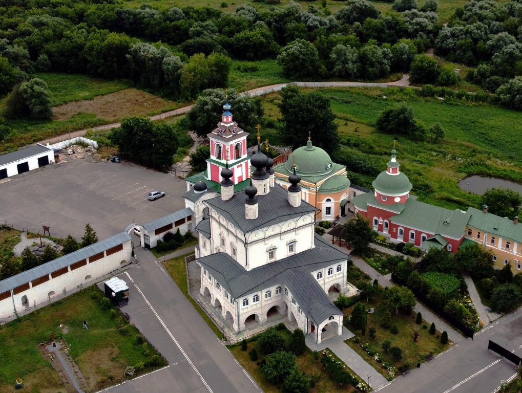 Троицкий Белопесоцкий монастырь. Собор Троицы Живоначальной, Ступино (Ступинский городской округ, Московская область). общий вид в ландшафте