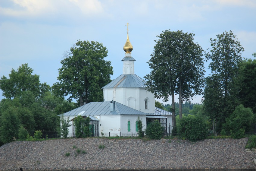 Церковь Илии Пророка, Золоторучье (Угличский район, Ярославская область). общий вид в ландшафте