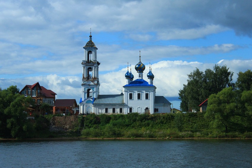 Церковь Благовещения Пресвятой Богородицы, Прусово (Ярославский район, Ярославская область). общий вид в ландшафте, Вид с Волги