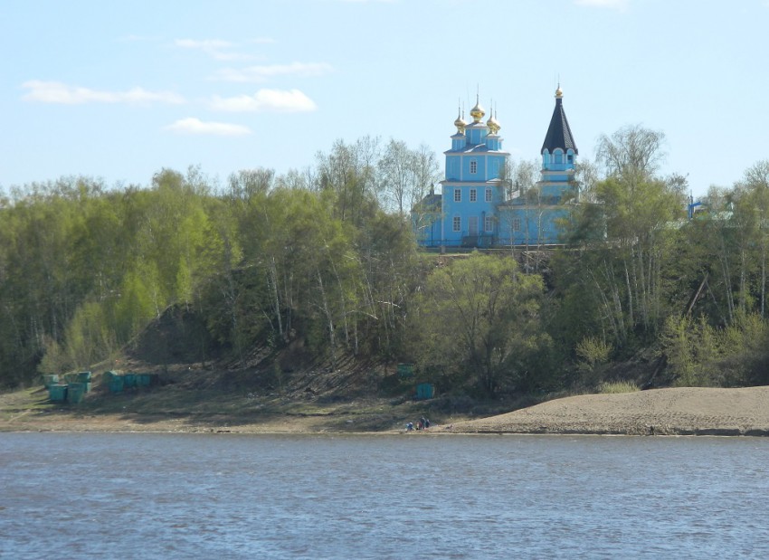 Великий Враг. Церковь Казанской иконы Божией Матери. общий вид в ландшафте, Вид с Волги