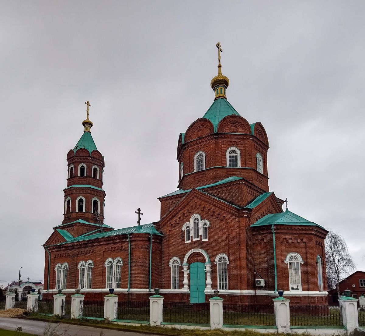 Безводное. Церковь Троицы Живоначальной (новая). фасады