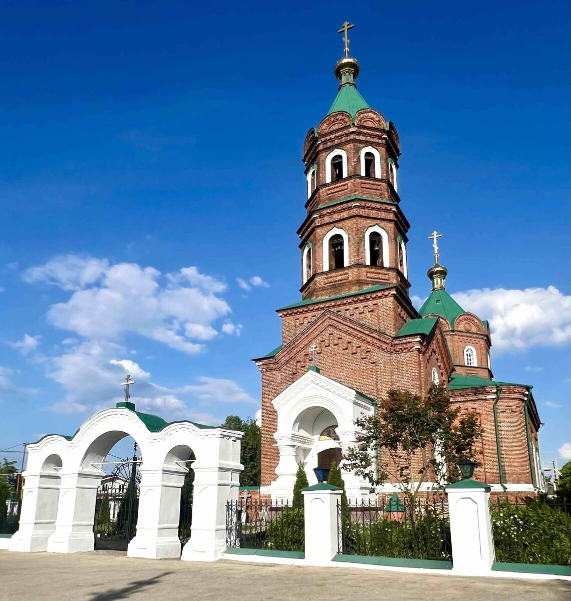 Церковь Троицы Живоначальной (новая), Безводное (Кстовский район, Нижегородская область). фасады