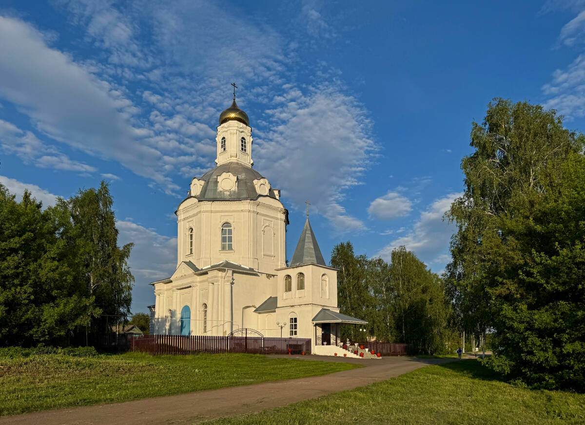 Церковь Воскресения Христова, Уварово (Иссинский район, Пензенская область). общий вид в ландшафте, Общий вид с запада