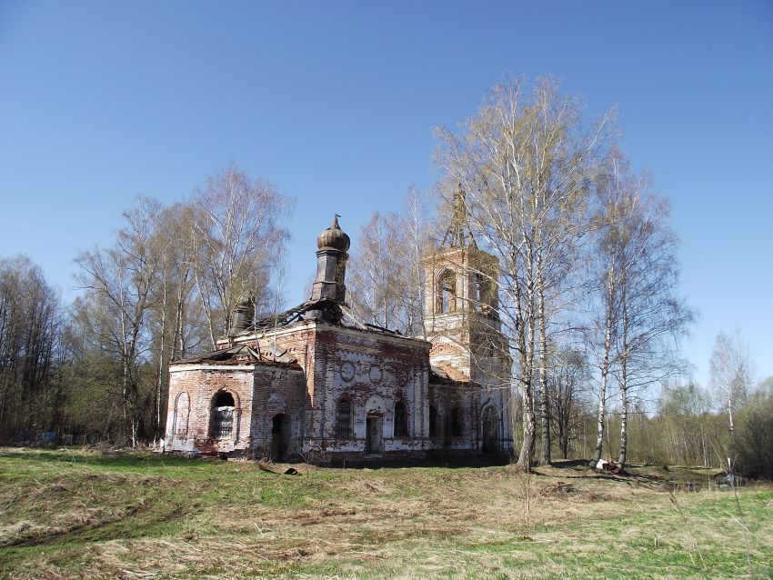 Русино. Церковь Троицы Живоначальной. общий вид в ландшафте