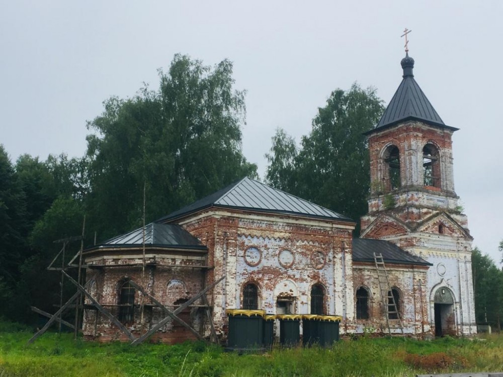 Русино. Церковь Троицы Живоначальной. фасады, Кровля храма полностью сделана.