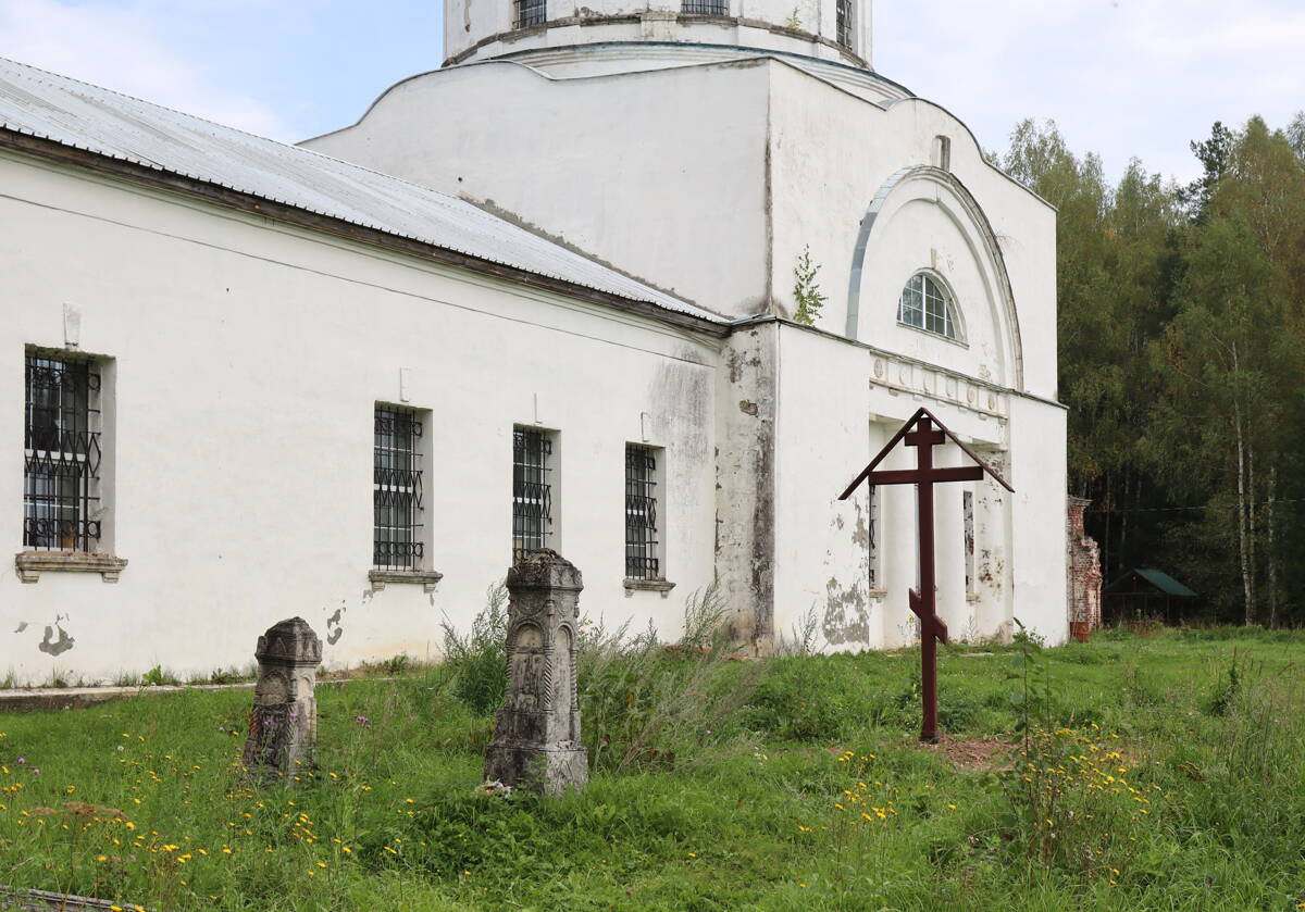 Церковь Рождества Пресвятой Богородицы, Медуши, урочище (Ковровский район и г. Ковров, Владимирская область). архитектурные детали, Старинные захоронения, поклонный крест около южного фасада