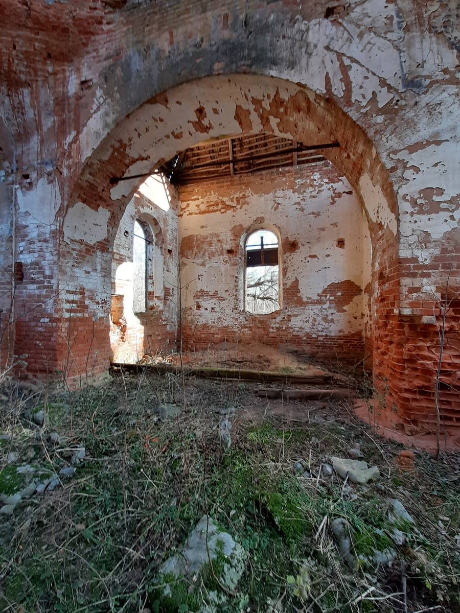 Апсида, архитектурные детали. Церковь Успения Пресвятой Богородицы, Колчино (Людиновский район, Калужская область)