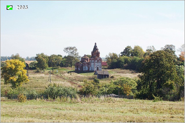 Малолучинское. Церковь Всех Святых. общий вид в ландшафте, Ландшафная панорама церкви с севера