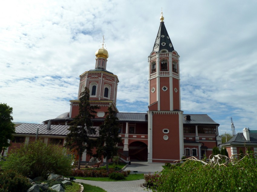 Кафедральный собор Троицы Живоначальной, Саратов (Саратов, город, Саратовская область). фасады, Вид с прихрамовой территории