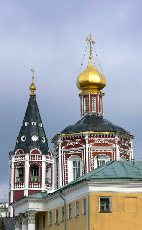 Кафедральный собор Троицы Живоначальной, Саратов (Саратов, город, Саратовская область). архитектурные детали, Вид на собор с юго-востока, с улицы Московской. Завершение основного объёма