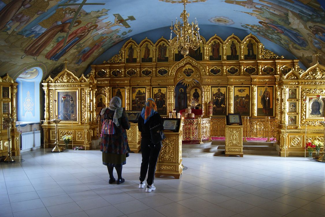 Кафедральный собор Троицы Живоначальной, Саратов (Саратов, город, Саратовская область). интерьер и убранство, У иконостаса нижнего храма