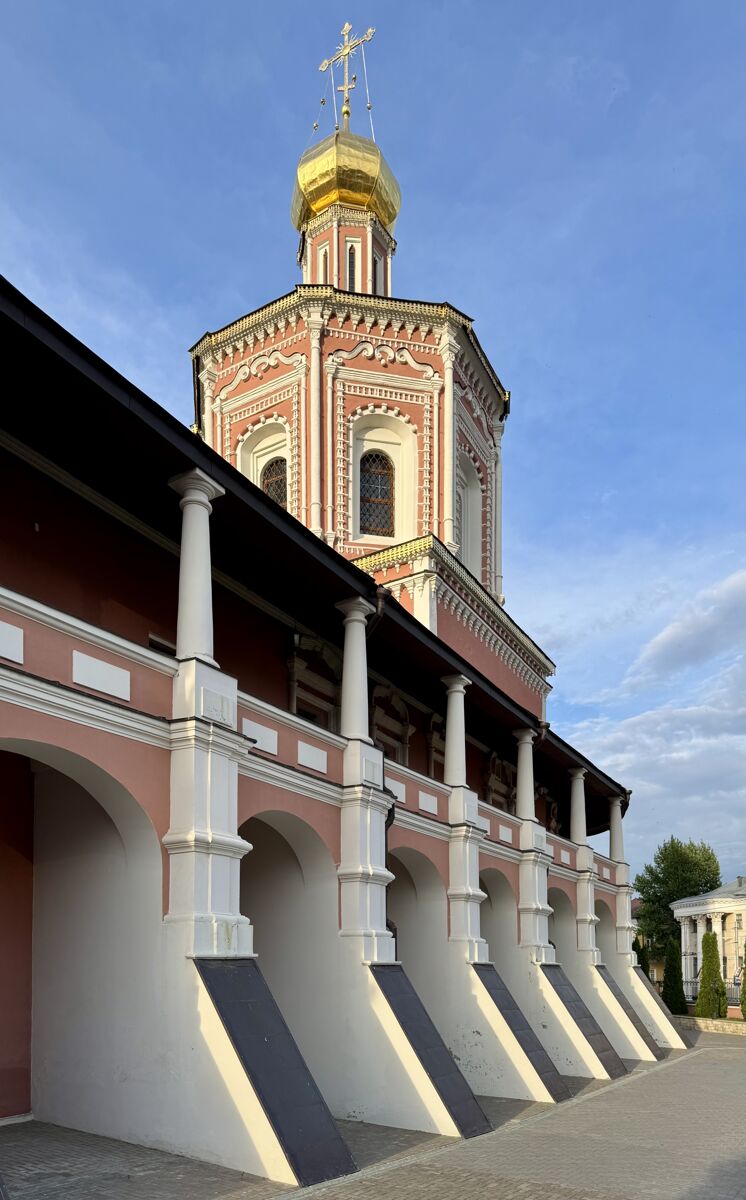 Кафедральный собор Троицы Живоначальной, Саратов (Саратов, город, Саратовская область). архитектурные детали, Контрфорсы южного фасада