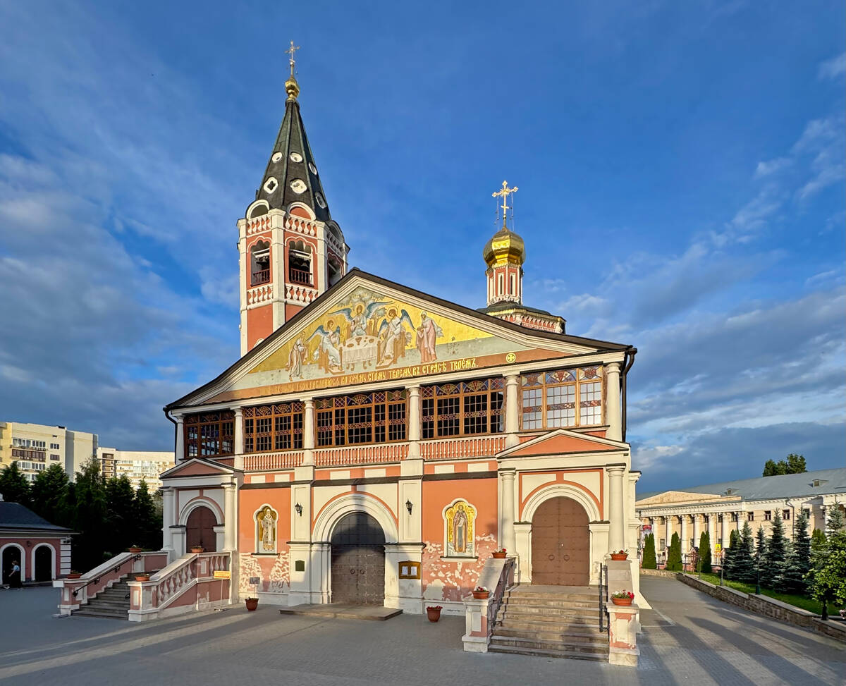 Кафедральный собор Троицы Живоначальной, Саратов (Саратов, город, Саратовская область). фасады, Вид из угла соборной ограды