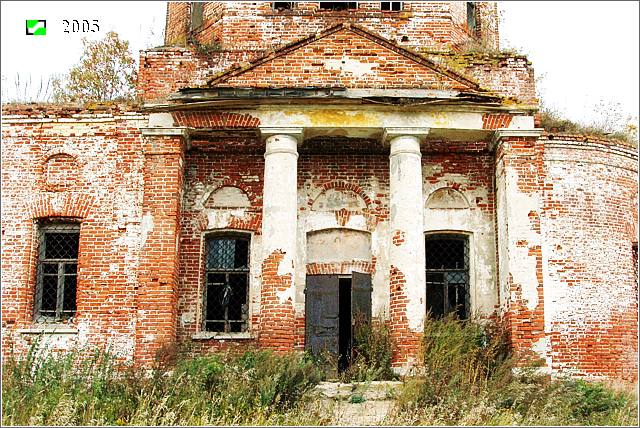 Церковь Николая Чудотворца, Семьинское (Юрьев-Польский район, Владимирская область). архитектурные детали, Южный фасад основного объема в стиле классицизма