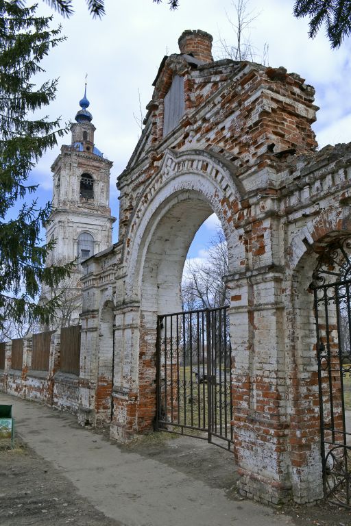 Ставрово. Церковь Успения Пресвятой Богородицы. дополнительная информация, вид на святые ворота и колокольню храма