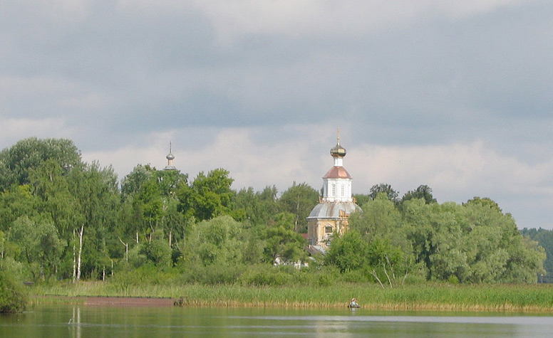 Житенный Смоленский монастырь, Осташков (Осташковский городской округ, Тверская область). общий вид в ландшафте, Вид на полуостров Житное с Чайкиного берега
