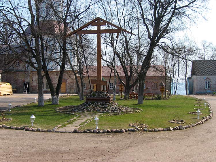 Осташков. Житенный Смоленский монастырь. дополнительная информация, Площадь перед Смоленским собором