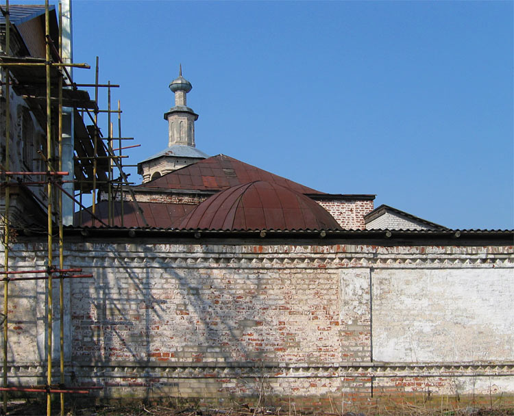 Осташков. Житенный Смоленский монастырь. фасады, Восточная стена и Смоленский собор