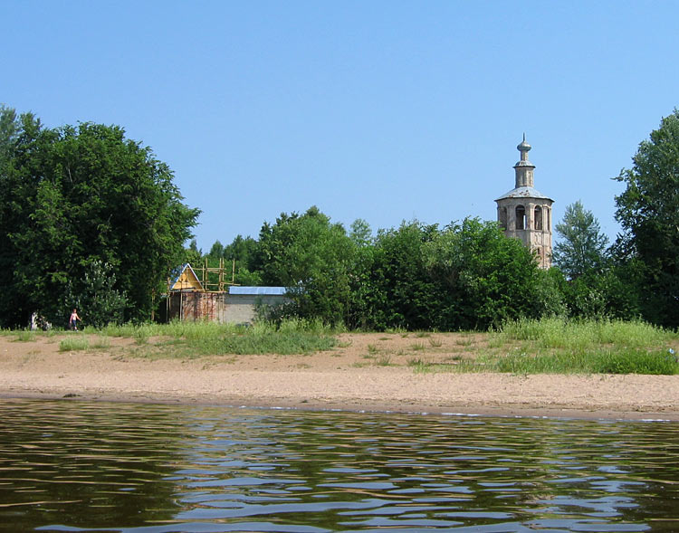Осташков. Житенный Смоленский монастырь. общий вид в ландшафте, Колокольня и юго-западная башня ограды
