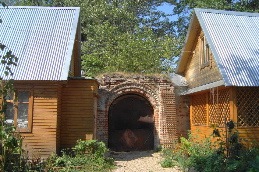 Житенный Смоленский монастырь, Осташков (Осташковский городской округ, Тверская область). архитектурные детали, Ворота в западной стене монастыря.
