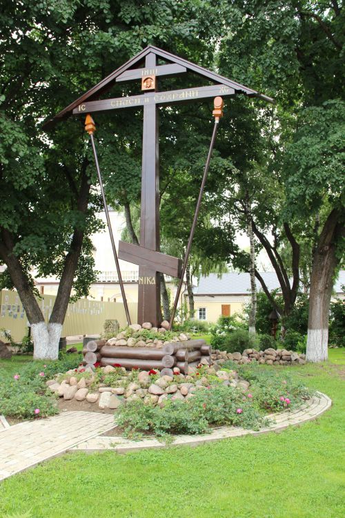 Осташков. Житенный Смоленский монастырь. дополнительная информация, Памятный крест во внутреннем дворе монастыря