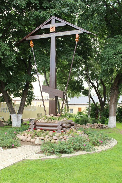 Житенный Смоленский монастырь, Осташков (Осташковский городской округ, Тверская область). дополнительная информация, Памятный крест во внутреннем дворе монастыря