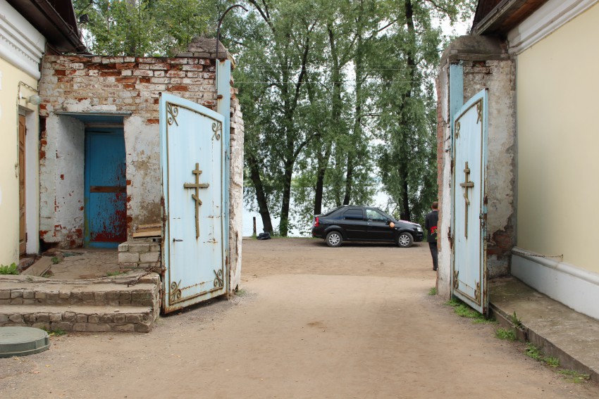 Житенный Смоленский монастырь, Осташков (Осташковский городской округ, Тверская область). архитектурные детали, Восточные ворота