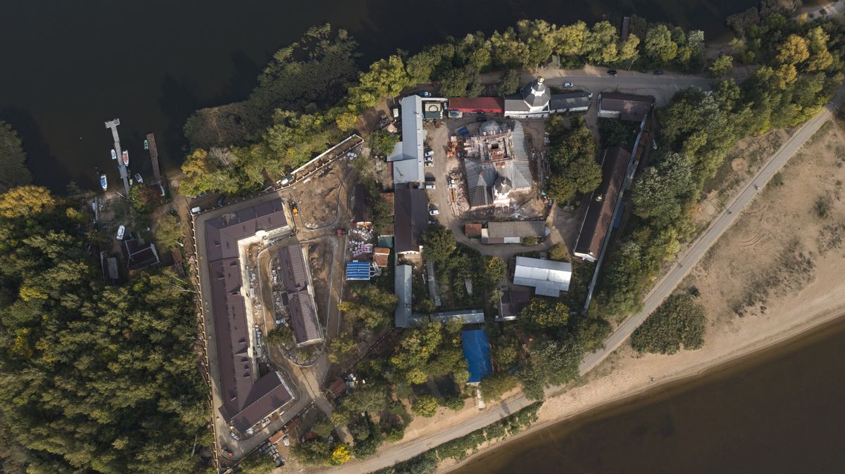 общий вид в ландшафте. Житенный Смоленский монастырь, Осташков (Осташковский городской округ, Тверская область)