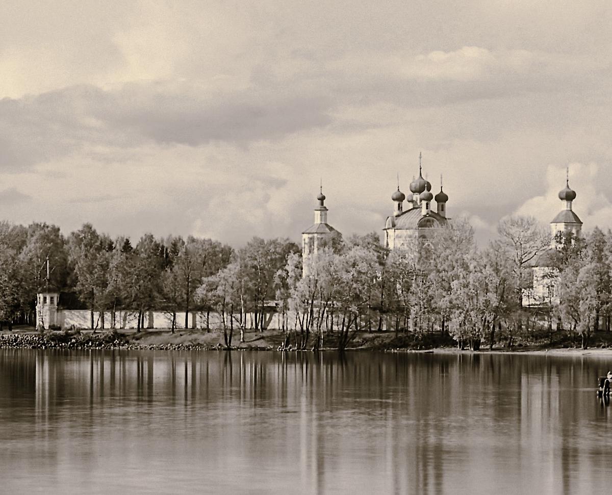 Увеличенная фотография в чёрно-белом исполнении знаменитого фотографа С. М. Прокудина-Горского. 1910 г., архивная фотография. Житенный Смоленский монастырь, Осташков (Осташковский городской округ, Тверская область)