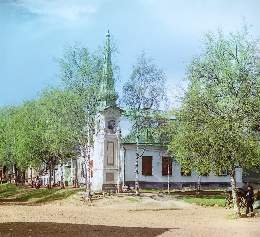 Часовня Смоленской иконы Божией Матери, Осташков (Осташковский городской округ, Тверская область). архивная фотография, С. М. Прокудин-Горский. Старинная часовня Вальский столп. 1910 год.
Справа - сын Прокудина-Горского Михаил.  https://prokudin-gorskiy.ru/image.php?ID=14