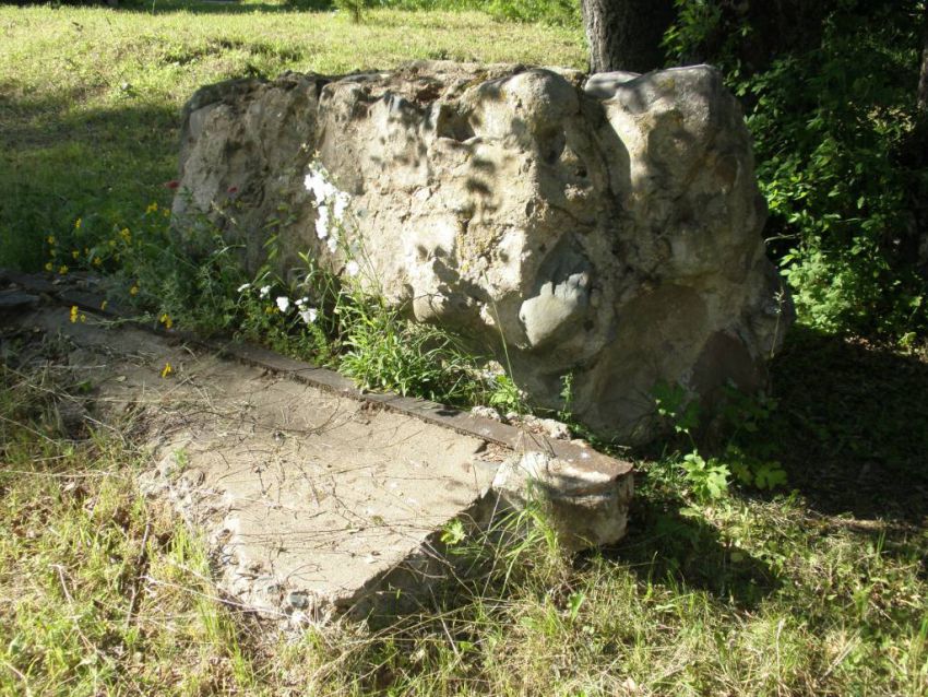 Троицкий Павло-Обнорский мужской монастырь, Юношеское (Грязовецкий район, Вологодская область). дополнительная информация, Фрагменты Троицкого храма, разрушенного в 1924 году