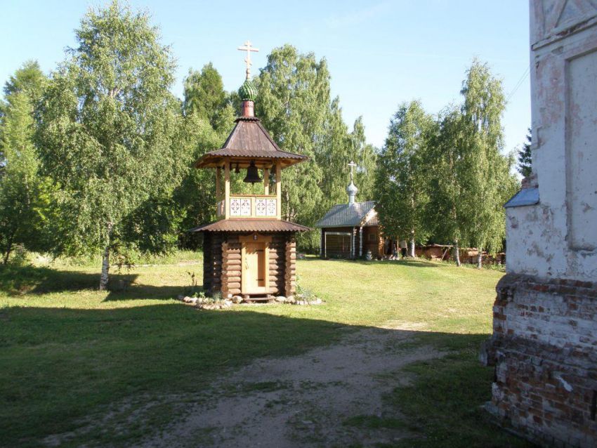 Троицкий Павло-Обнорский мужской монастырь, Юношеское (Грязовецкий район, Вологодская область). дополнительная информация, Вид с запада: на переднем плане - звонница, на дальнем - часовня Павла Обнорского.